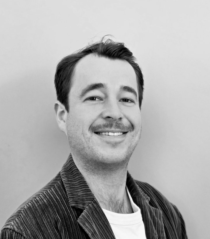 Black-and-white portrait of Jan Teichert-Kluge, smiling, wearing a corduroy jacket